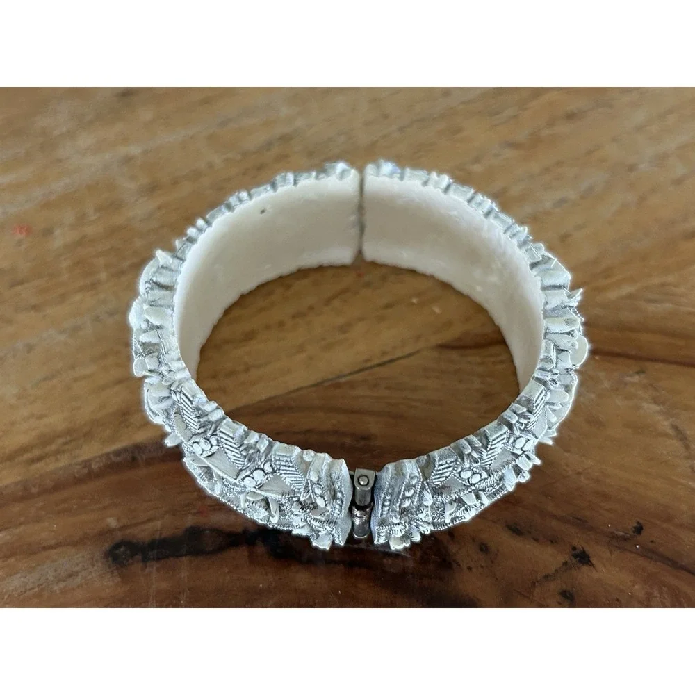 Vintage Carved Cellaloid Black & White Flower Clamper Bangle